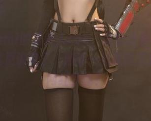 看Azami的虞美人cos，感觉这条裙子里的风就更讲究了，随手一拍就能完成我的网红梦嘛？