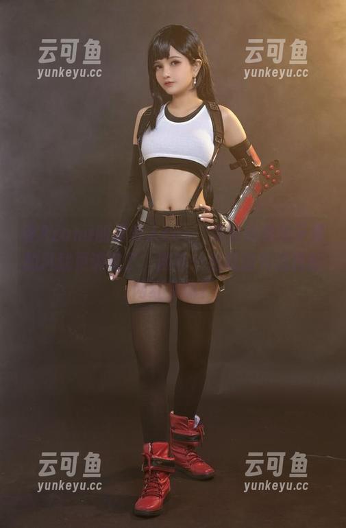 看Azami的虞美人cos，感觉这条裙子里的风就更讲究了，随手一拍就能完成我的网红梦嘛？