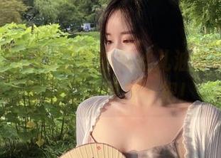 微密圈 – July芝岚的黑丝儿油亮写真，咋看都让人想捏一把！