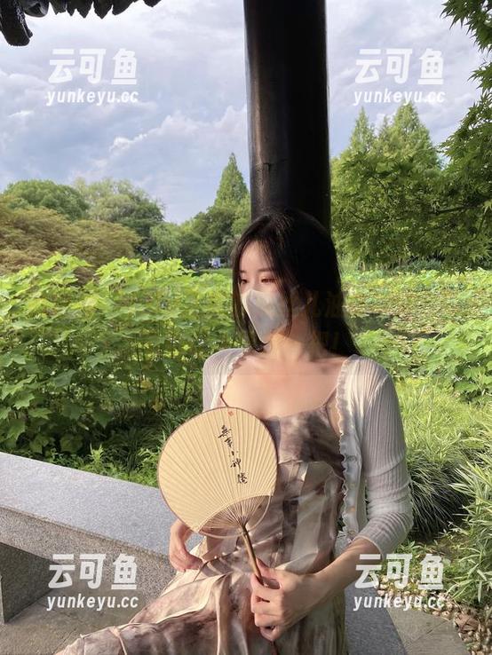 微密圈 - July芝岚的黑丝儿油亮写真，咋看都让人想捏一把！