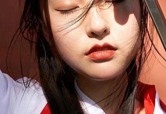 MiiTao蜜桃社 – 吴凯莉Kelly的秘密写真集居然给归于了一种可爱的忧郁，原图传达的却是更复杂的情绪呢。