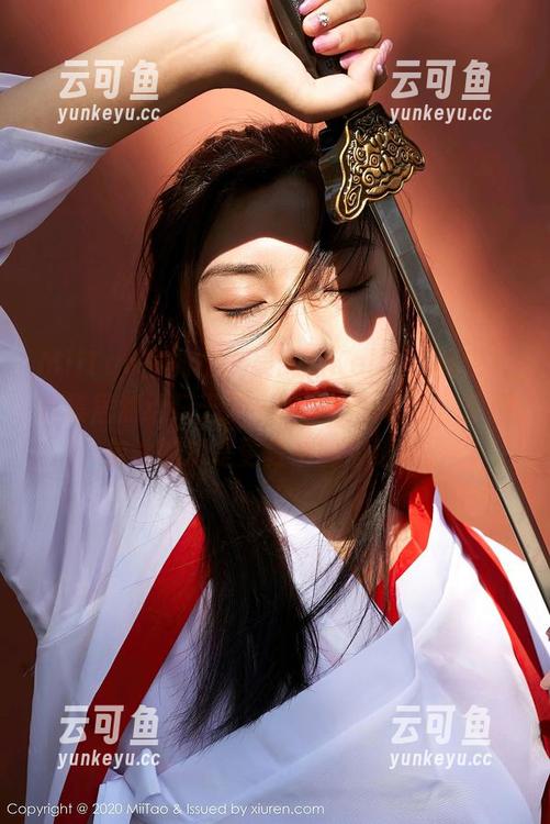 MiiTao蜜桃社 - 吴凯莉Kelly的秘密写真集居然给归于了一种可爱的忧郁，原图传达的却是更复杂的情绪呢。