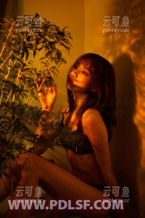 PDL潘多拉 - 水手服监视确认：艾小青的厌世眼神，作品中你会发现的小细节。