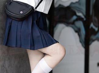 XIAOYU语画界 – “黄乐然这泳池图包好像在说‘水里有彩虹’！”分享一下，这水的颜色真让人想停下来想象。