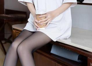 Xiuren秀人网 – 从未见过如此撩人的职业装，爱酱里的最新美图令人并不想上班，只想坐下来细品。