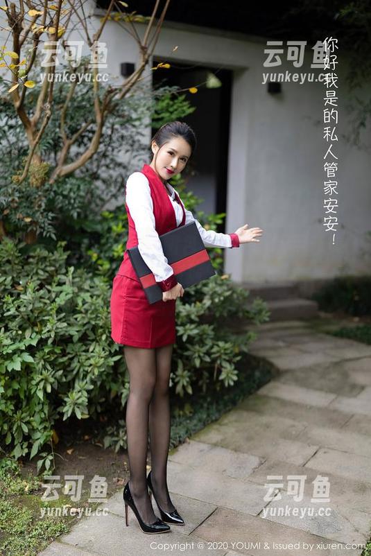 YouMi尤蜜荟 - 图包里的Emily尹菲美脚，分享这些美丽时刻，真是让人想要多看几遍。