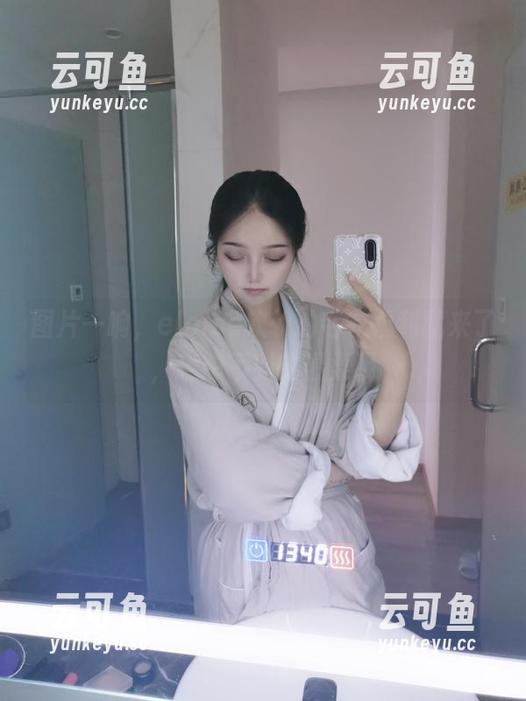 图片一响，eloise软软的毛衣福利就来了，意想不到的温柔呢