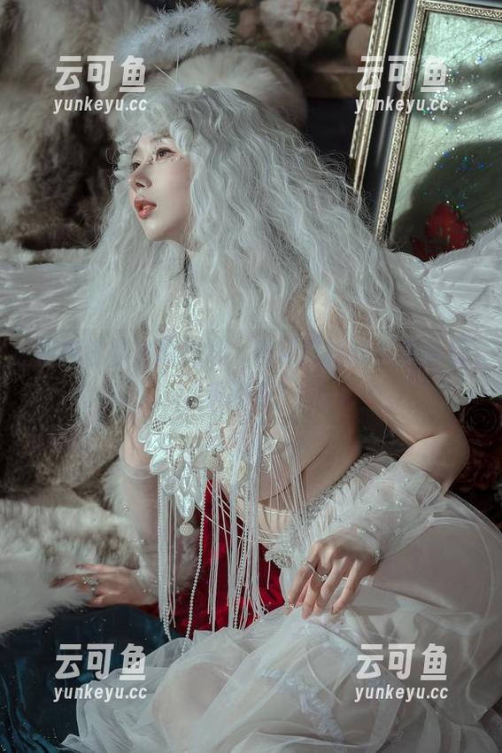 在网盘里发现绸缎，难以拒绝的云溪溪奶桃写真！