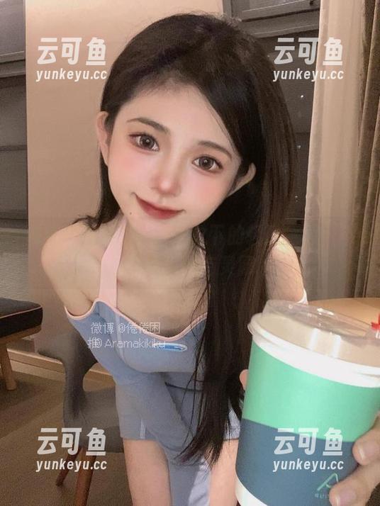 倦倦喵的私拍：白丝之下的轻盈意境，不说话也心有灵犀