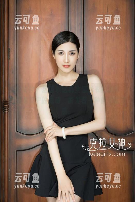 克拉女神 - 挺喜欢这群全套泳衣的图片，特别是其中的嘉萌，散发着一种俏皮的性感。
