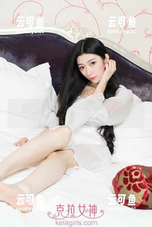 克拉女神 - 最新一波！盈盈身着护士服，图片里的化身太逗了