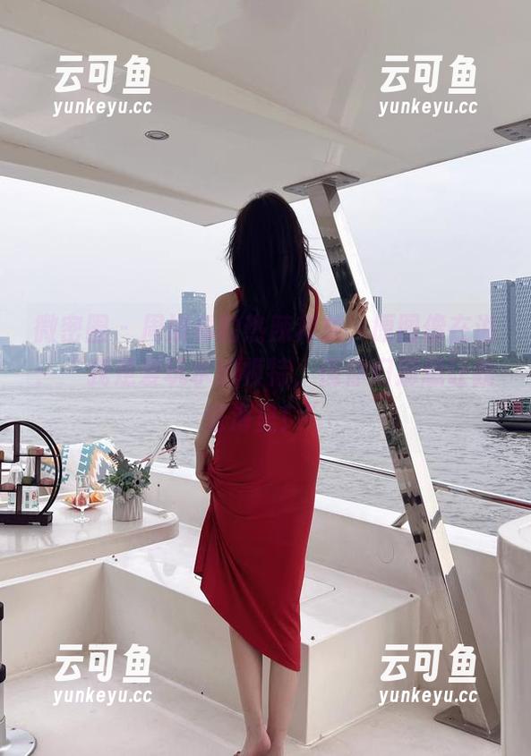 微密圈 - 周妍希的热辣奔放，原图像在说：“我是爱玩水的模特，但你们别想让我进海里！”