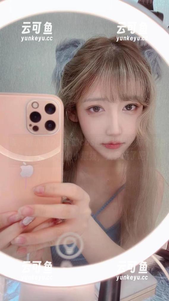 唉，啾小妍Deer的cos图集里她的每个表情都是损友们的小撩拨，太会玩了吧！