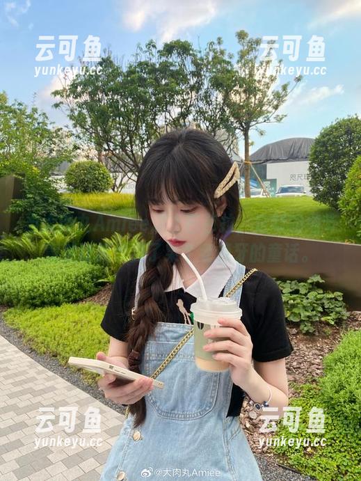 大肉丸Amiee 当大肉丸Amiee遇上芭芭拉,定制的细节竟然让我想到了某个老掉牙的童话。