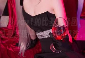 每次看妖少you1的比基尼套图，脑海里总是浮现一些模糊的想法。
