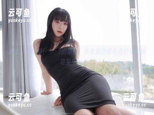 就这！姜仁卿(강인경)的原图，连衣裙搭配在光影里恍如在梦中游走。