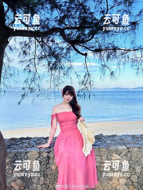 看宝儿mysterial最新比基尼cos，实力忽悠“其实我只是在陪我朋友！”