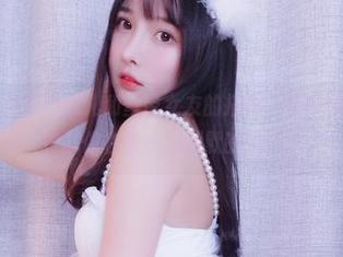第一次见小小奶瓶儿和丝带女友的搭档；最新图册里，感觉就像在看一场默默的表演。