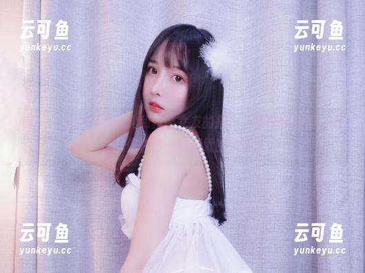 第一次见小小奶瓶儿和丝带女友的搭档；最新图册里，感觉就像在看一场默默的表演。