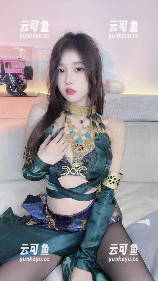 小小奶瓶儿的套图发布啦，丝袜与个性碰撞的大火花。