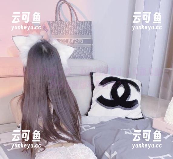 有没有人和我一样，心甘情愿看小小奶瓶儿的双马尾制服写真图集？