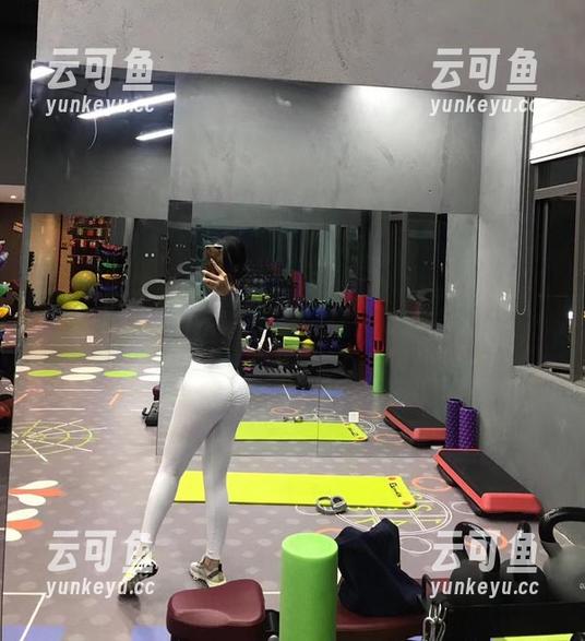 微密圈 - 小芯酱的那张“吊带黑丝”原图，果然让人眼前一亮，哇，这身体线条…