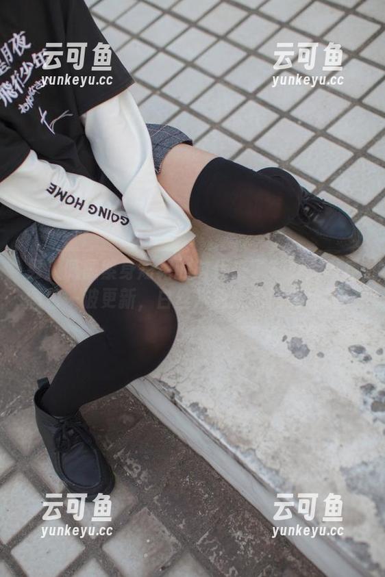 男人佩戴紧身短裙的时代来了？少女秩序图包一波更新，白丝米色短裙闪亮登场。