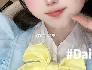 私房写真里的嶋葵，美足是重头戏，但我的眼睛好像不太听话……