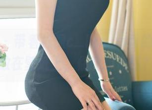 推女神 – 带着柠檬c_lemon香的网袜，放在壁纸上，你能想象吗？