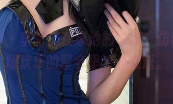 推女郎 – 李丽莎在泳池的写真，仿佛在一场欢乐的聚会里流连忘返。