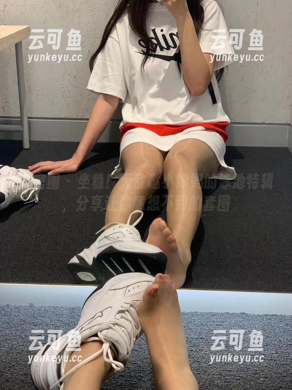 微密圈 - 坐稳！无敌哒小姨妈的泳池特辑，分享让你意想不到的套图