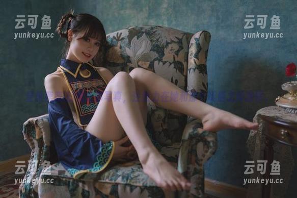 星黛鹿鹿i的兔女郎写真，注意力在她和那个玩偶之间游移。