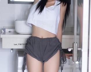 深陷柒柒要乖哦的泳池写真，美图里飘着夏天的气息，壁纸设定精准满分！