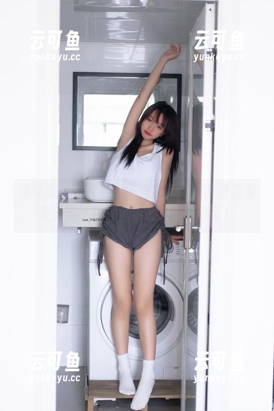 深陷柒柒要乖哦的泳池写真，美图里飘着夏天的气息，壁纸设定精准满分！