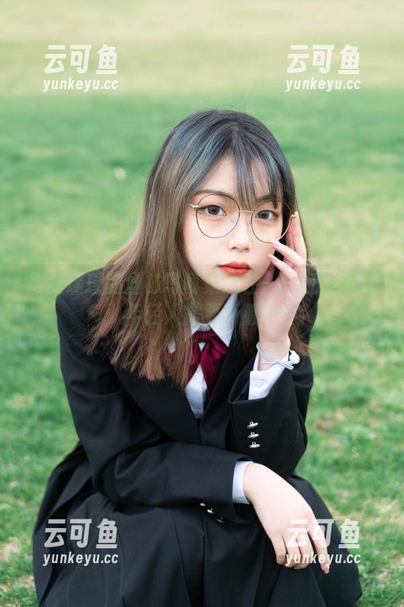 被梨瑾瑾的丝袜写真集迷住——赶紧下载，年轻人需要新看法！