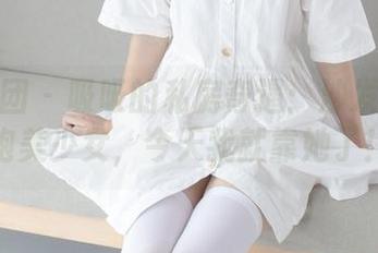 森萝财团 – 吸吸的私房奇遇：沙发上的旗袍美少女，今天我就靠她了！