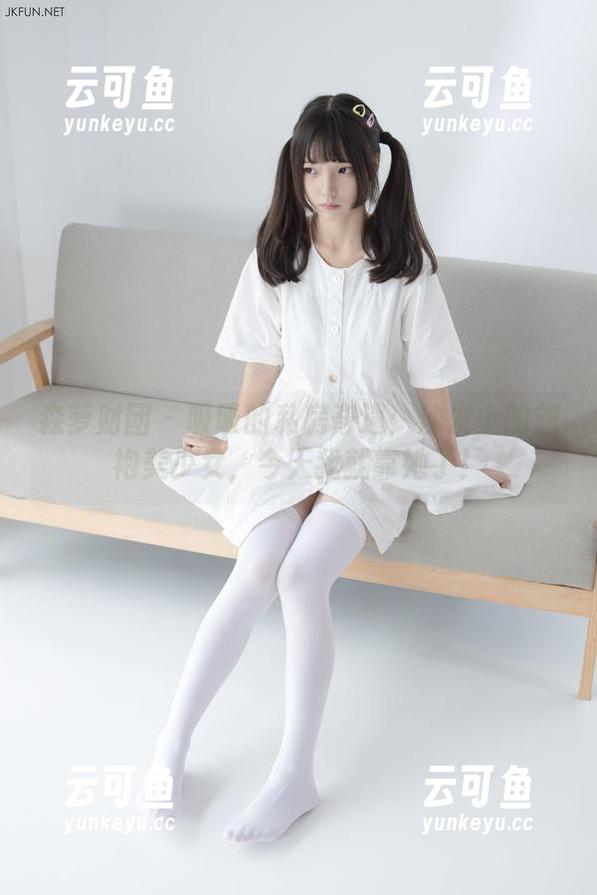 森萝财团-吸吸 森萝财团 - 吸吸的私房奇遇:沙发上的旗袍美少女,今天我就靠她了!