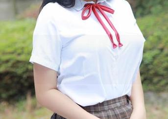 模范学院 – 短裙这一选择，艾希儿完全抓住了灵动的要点，留给人不少想象空间。