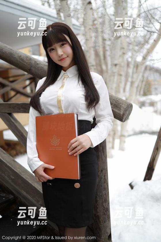 模范学院 - 看到陈怡曼瑜伽壁纸，我就在想，那块地板是不是撒了仙气？