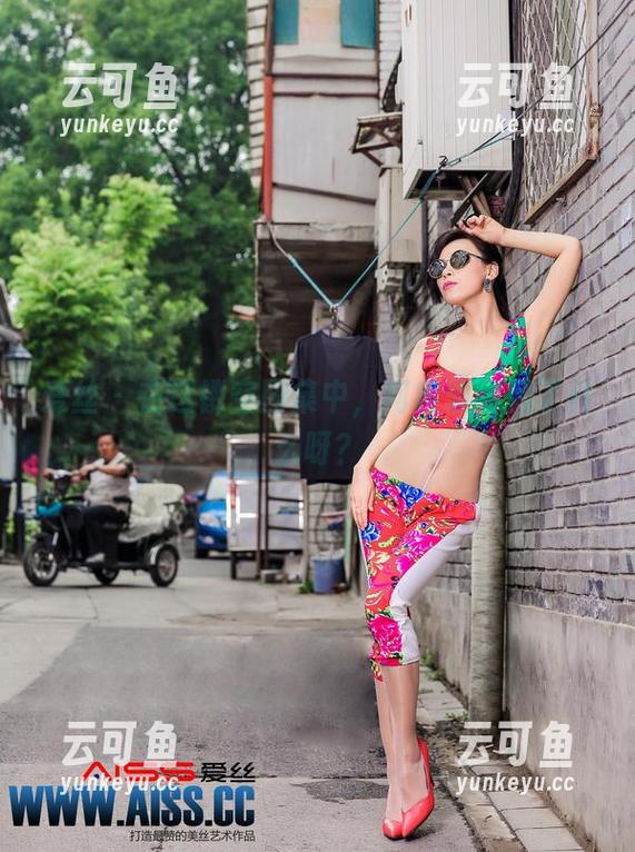 爱丝-何冉 爱丝 - 在这镂空图集中,何冉偷偷藏了什么呀?