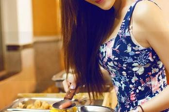 爱蜜社 – 黄歆苑婚纱合集，你以为她在秀纱，其实内心在走神
