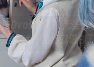 王胖胖u的Dva比基尼，无圣光也毫不逊色，图集翻一翻你就明白了。