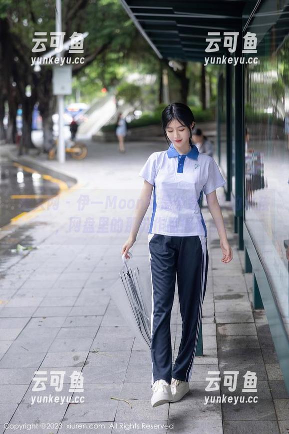 秀人网 - 伊一Moon可是个会发光的女孩，网盘里的那份作品得看哦！