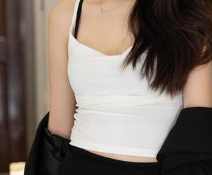 秀人网 – 美图来袭：拍黄瓜girl在皮衣里的各种小逗趣