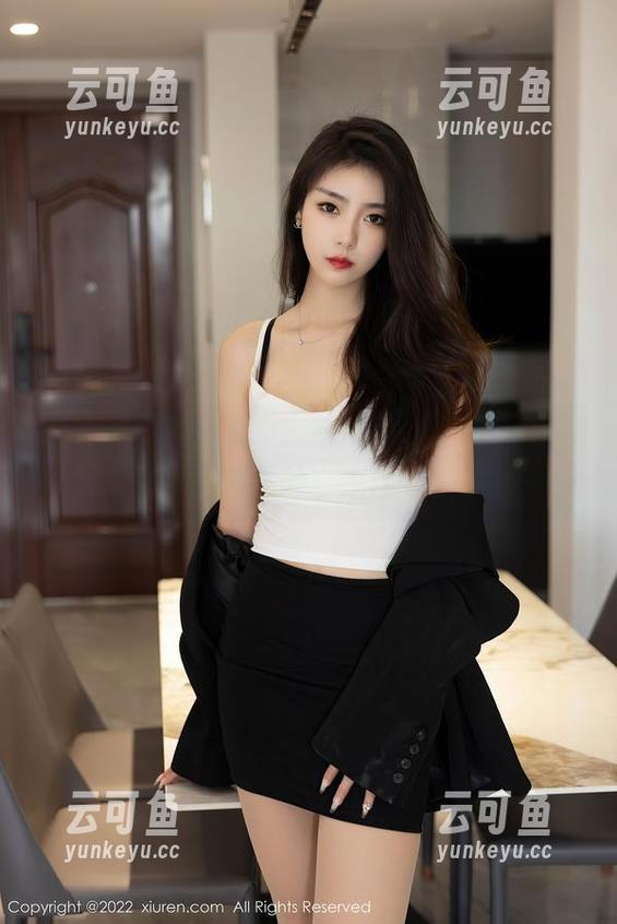 秀人网 - 美图来袭：拍黄瓜girl在皮衣里的各种小逗趣