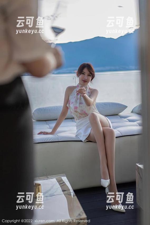 秀人网 - 白浅浅的户外图集更新，大自然也要跟我自拍！