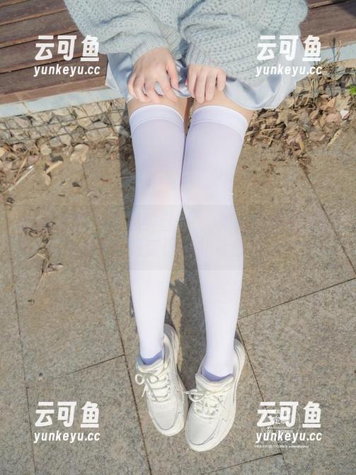 紧急企划 - 小恩黑丝JK：如何在摄影中让一件衣服变得如此有魅力？
