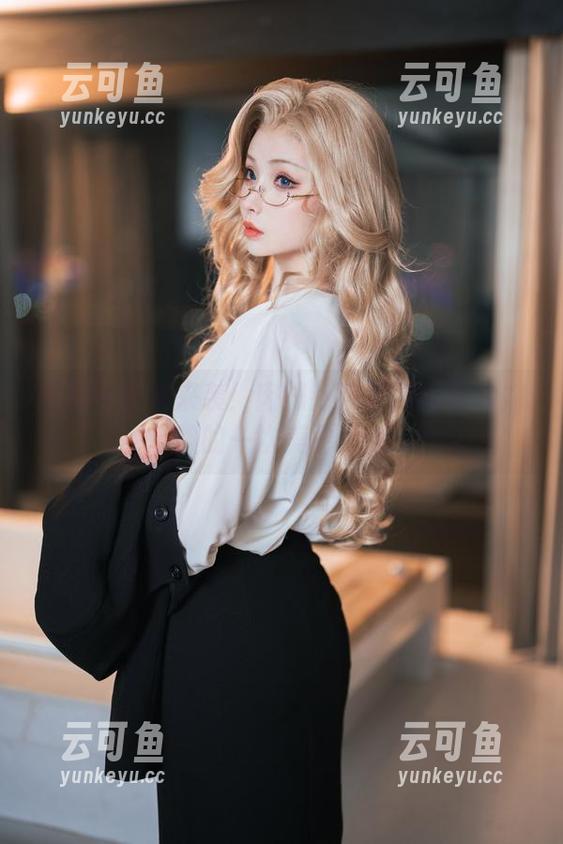 最新写真集来袭！肉扣热热子与校医大姐姐的一次美丽邂逅