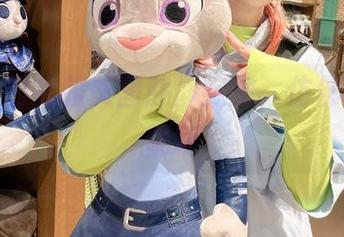 闪月半的礼服美图静静绽放，仿佛在轻声呢喃