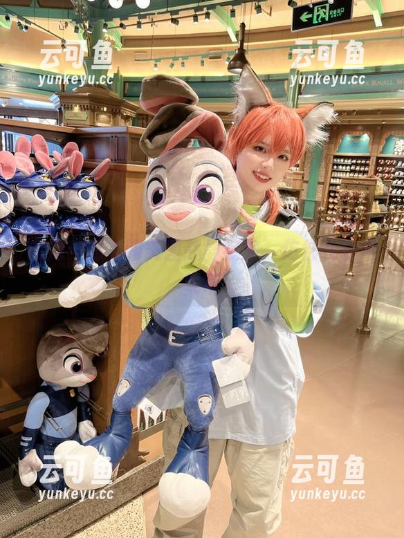 闪月半的礼服美图静静绽放，仿佛在轻声呢喃